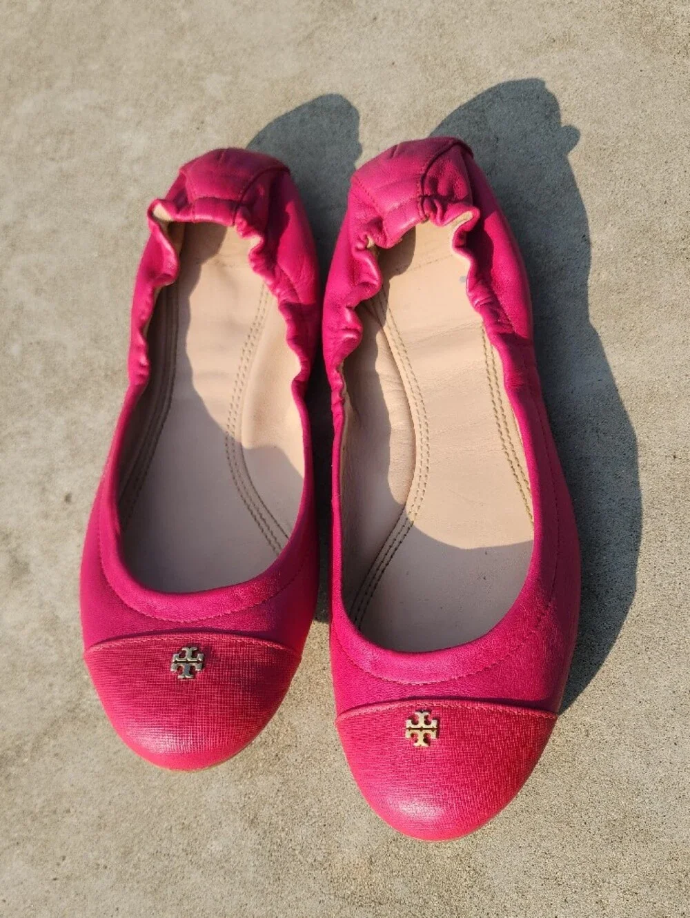 Tory Burch Women’s Pink Ballet Flats with Gold Tone Logo Accent size 8.5